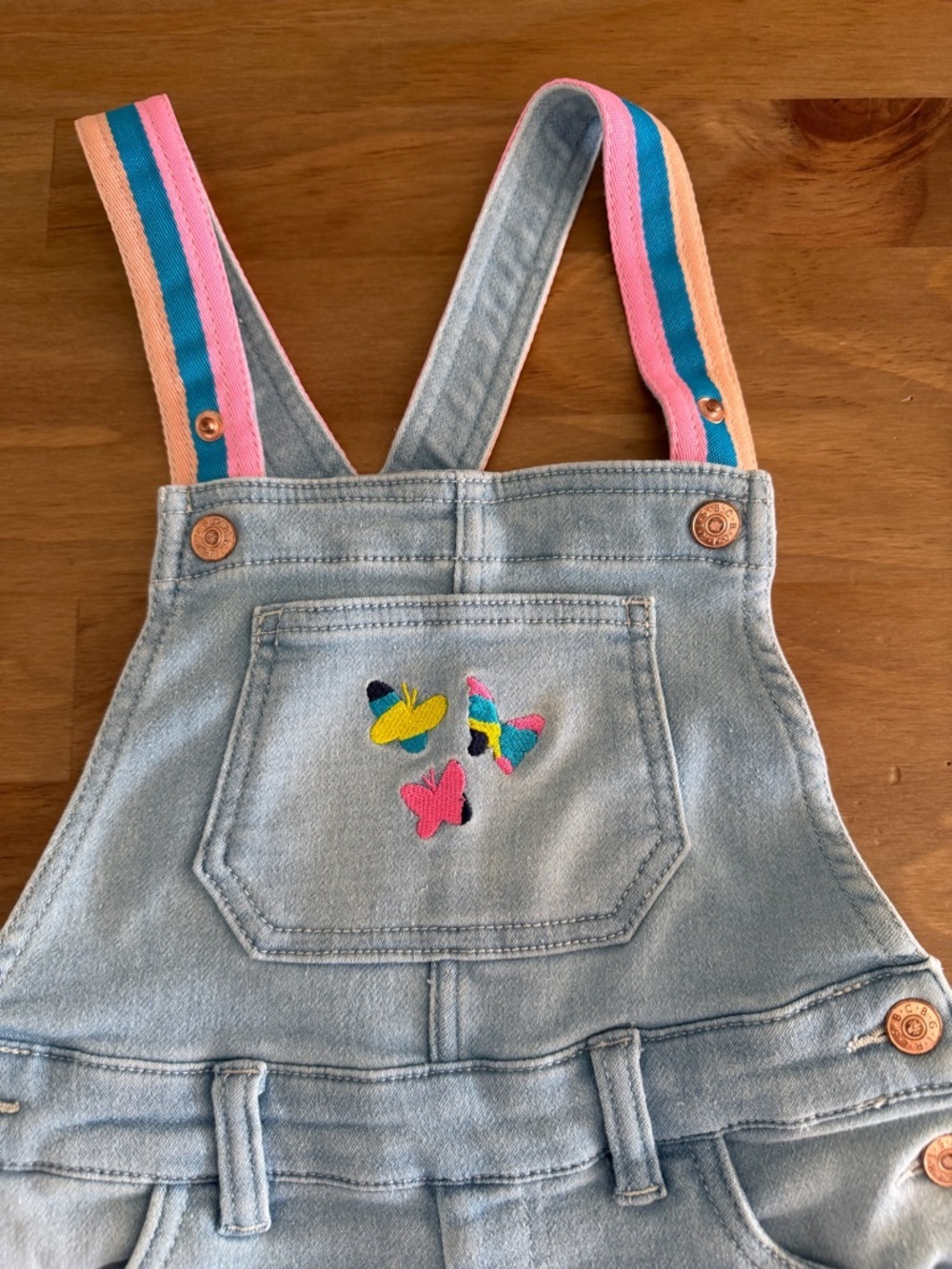BCBGirls Light Wash Denim Short Overalls with Pink and Blue Straps Size 4T - Picture 2 of 7